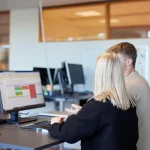hold øje med valutakursen og økonomien